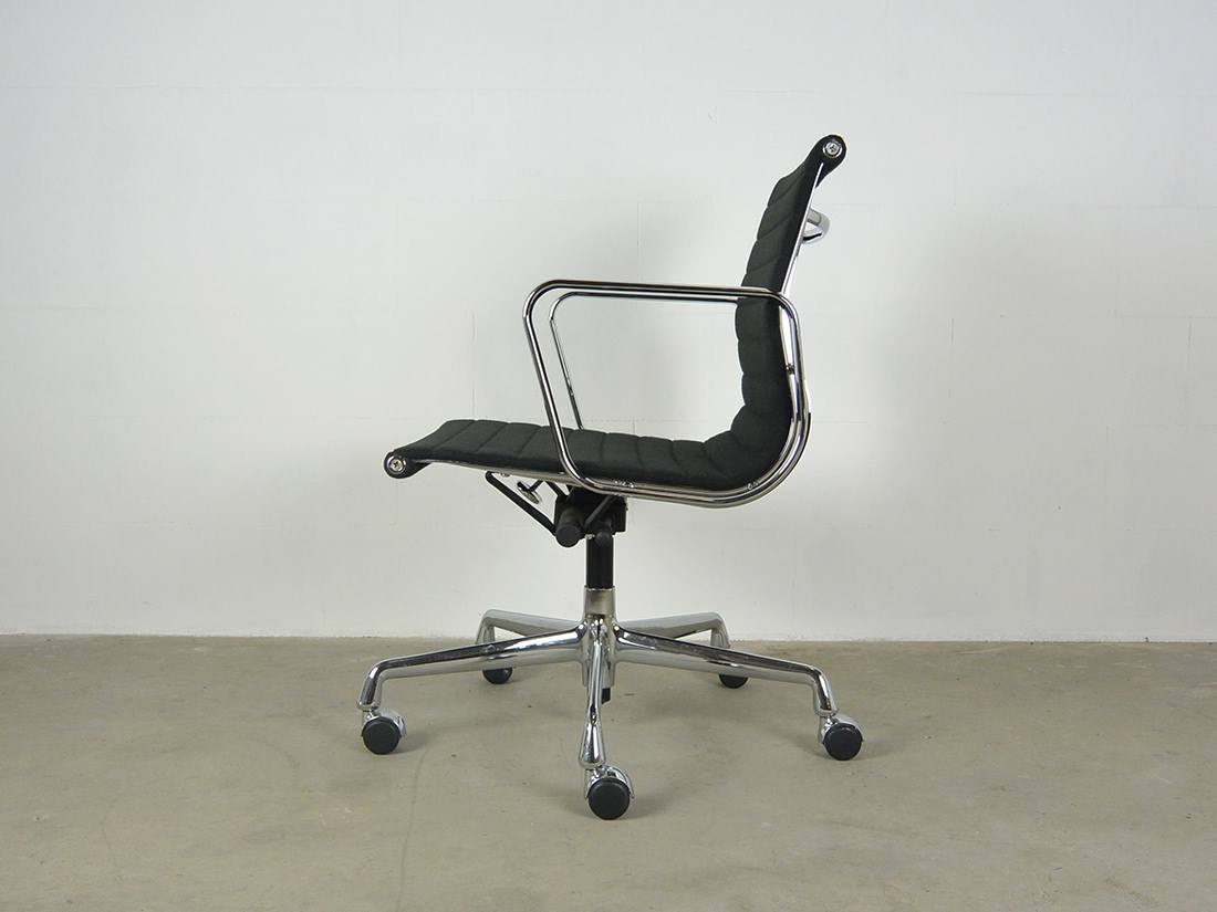 Bureaustoel Eames EA 117 Vitra hopsak zwart