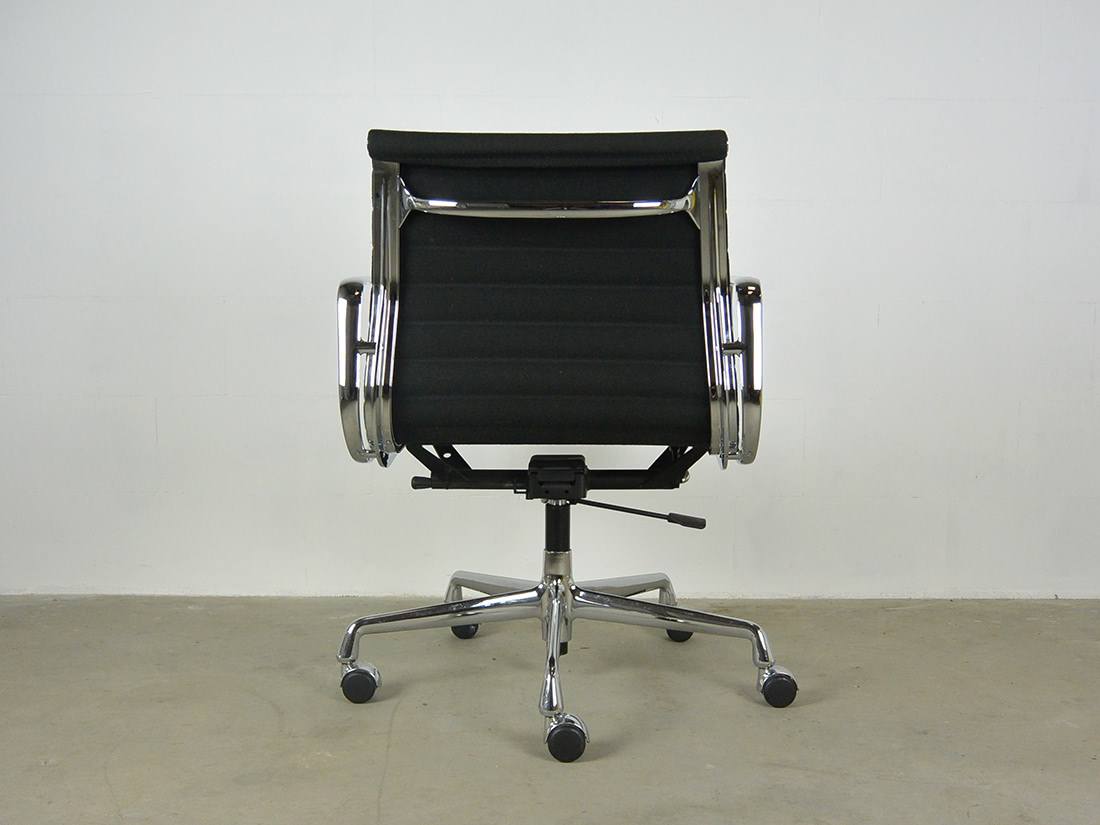 Bureaustoel Eames EA 117 Vitra hopsak zwart