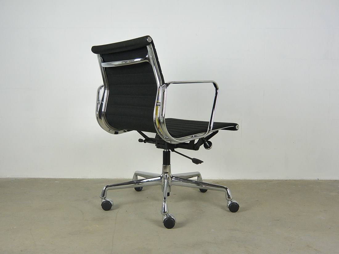 Bureaustoel Eames EA 117 Vitra hopsak zwart