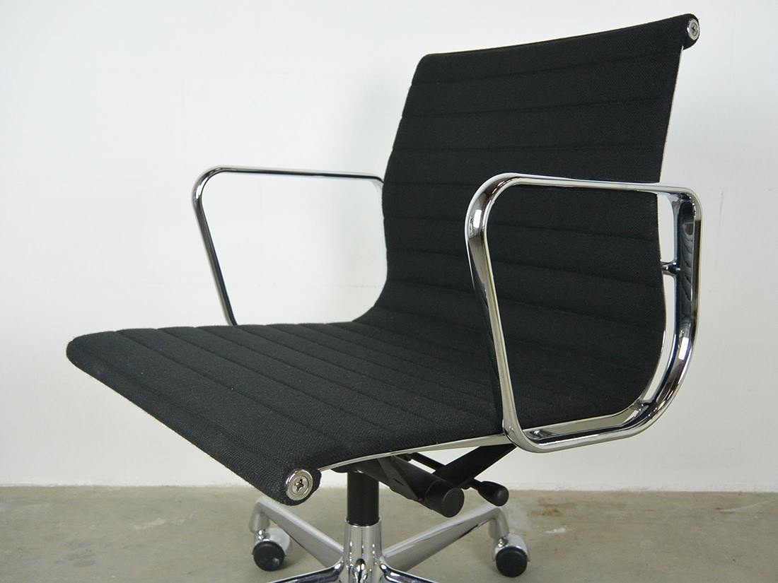 Bureaustoel Eames EA 117 Vitra hopsak zwart