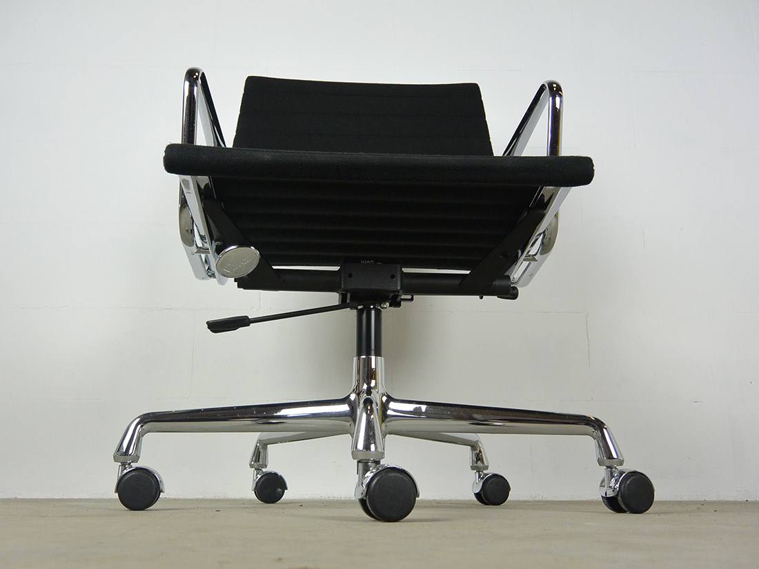 Bureaustoel Eames EA 117 Vitra hopsak zwart