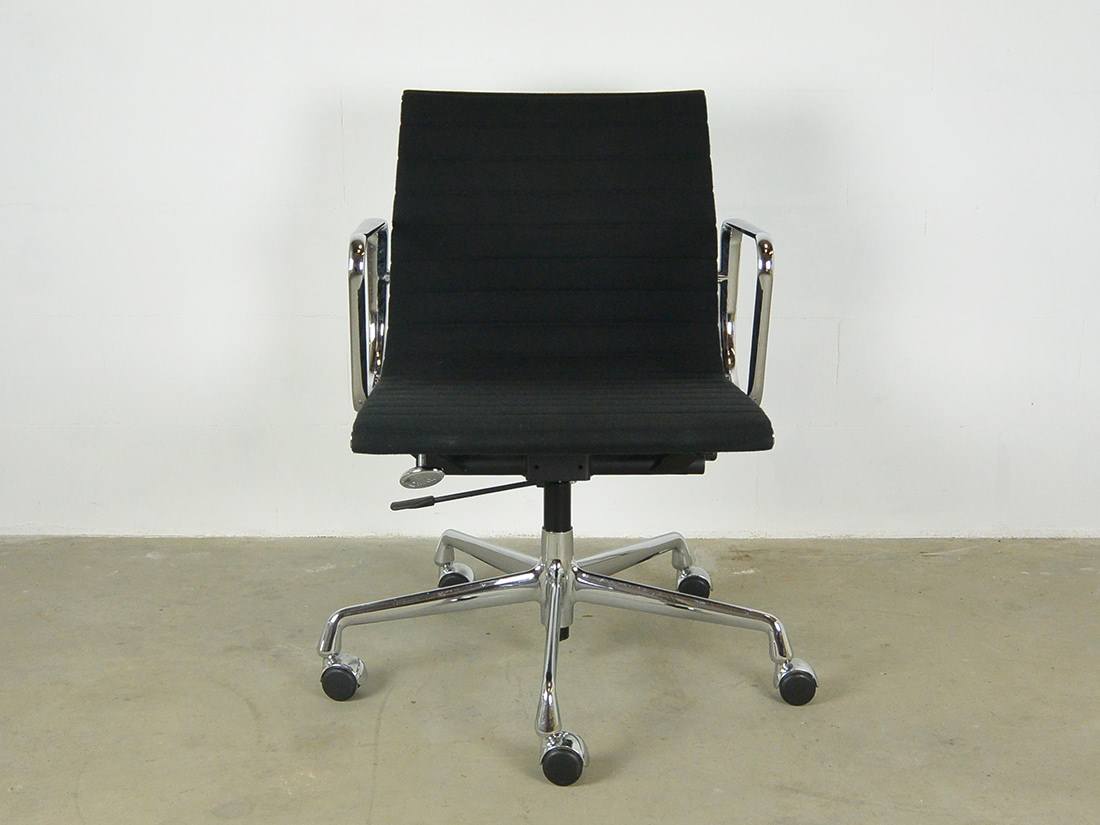 Bureaustoel Eames EA 117 Vitra hopsak zwart