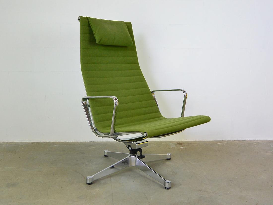 EA 124 Lounge Armchair