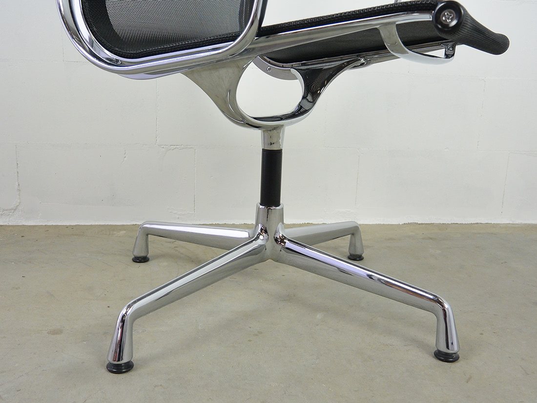 Bureaustoel Eames EA 108 Vitra