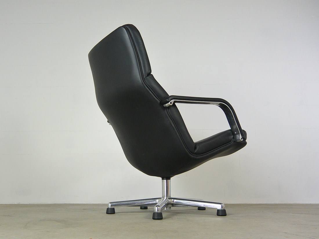 Artifort F154 Lounge chair Geoffrey Harcourt