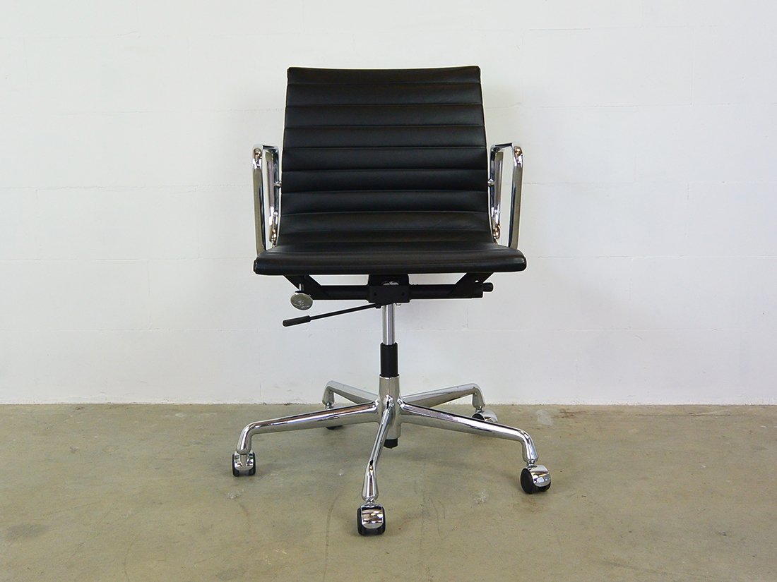 EA 117 Vitra Eames leer zwart