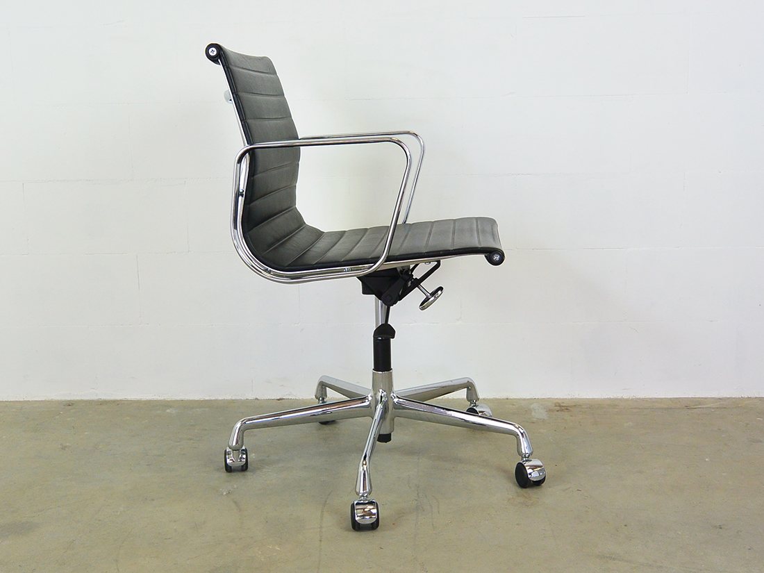 EA 117 Vitra Eames leer zwart