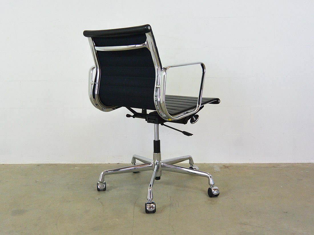 EA 117 Vitra Eames leer zwart