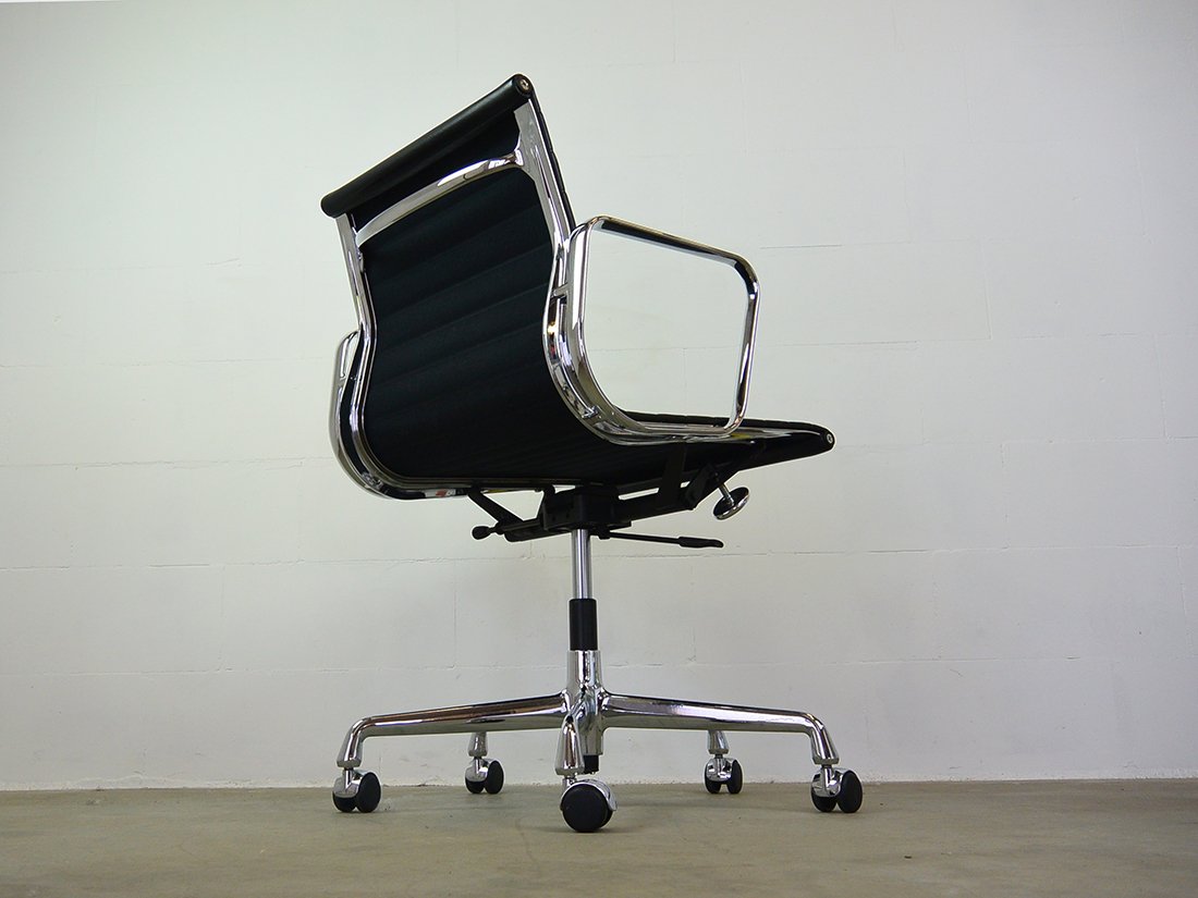 EA 117 Vitra Eames leather black