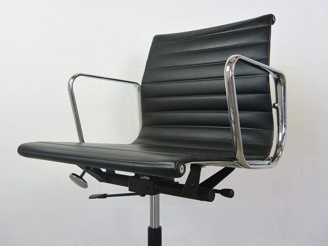 EA 117 Vitra Eames leer zwart