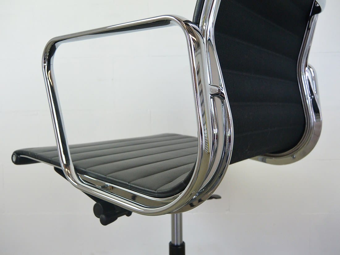 EA 117 Vitra Eames leer zwart