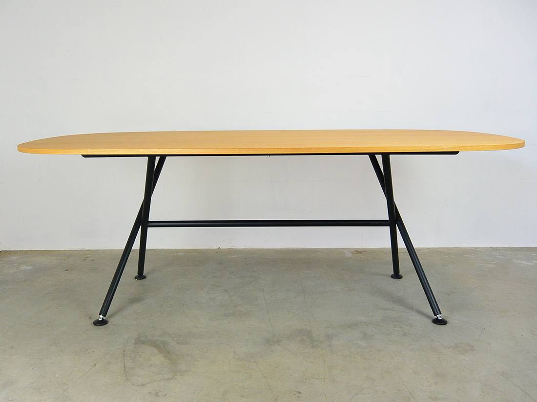 Objekten Oval table Alain Berteau