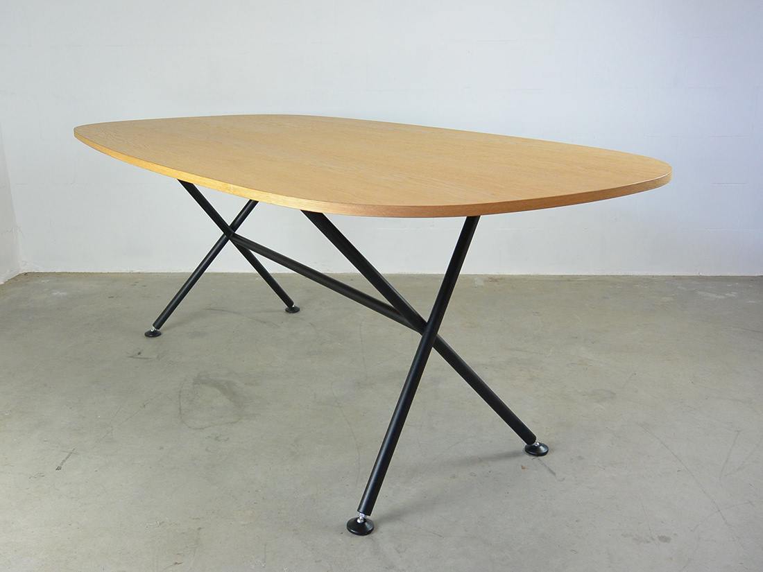 Objekten Oval table Alain Berteau