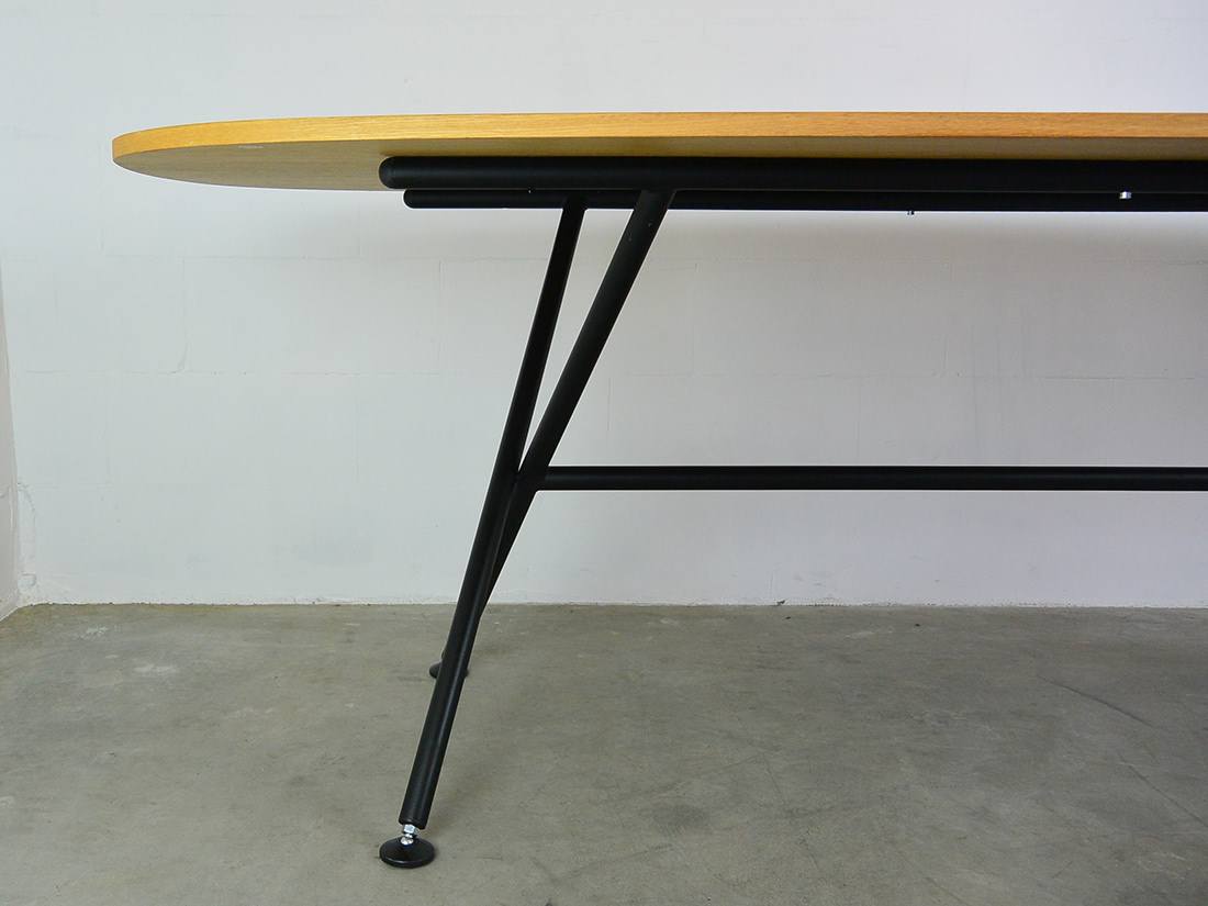 Objekten Oval table Alain Berteau