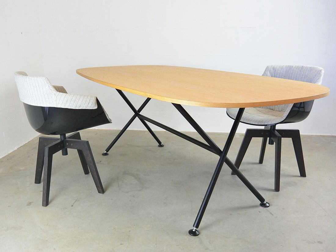 Objekten Oval table Alain Berteau