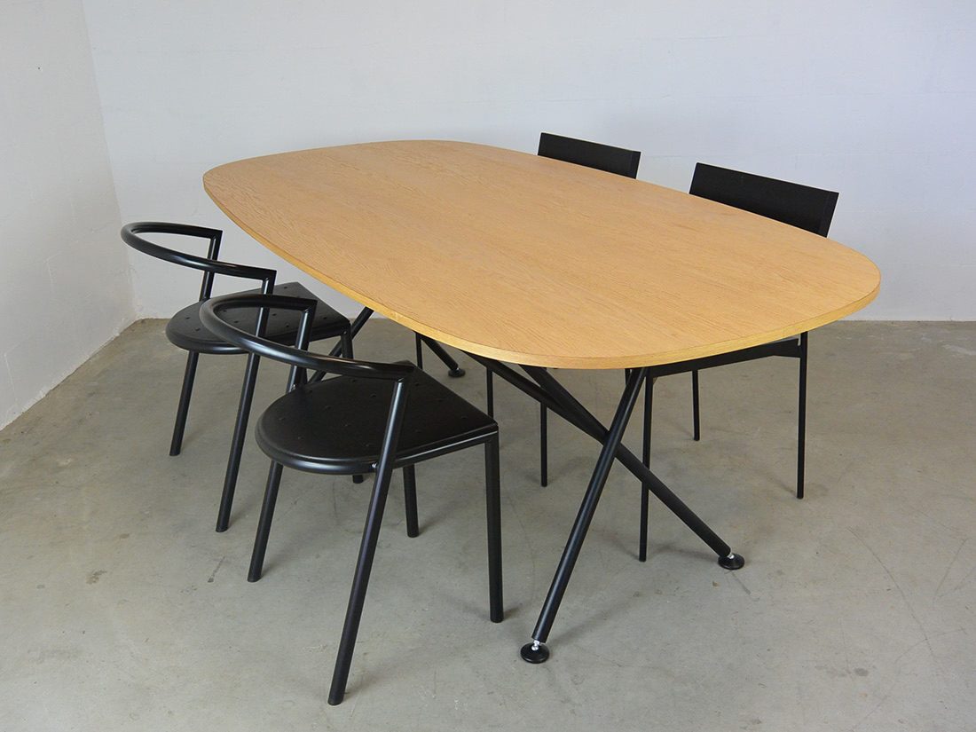 Objekten Oval table Alain Berteau