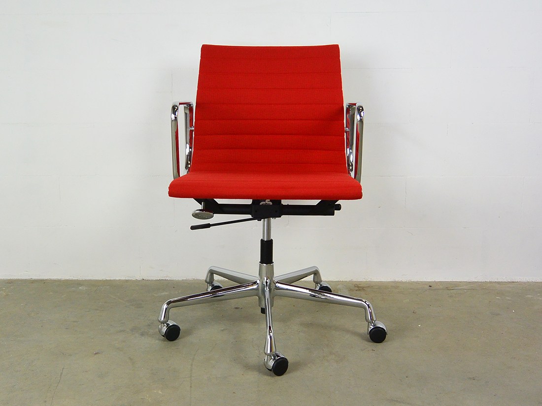 EA 117 Vitra rood hopsak 1