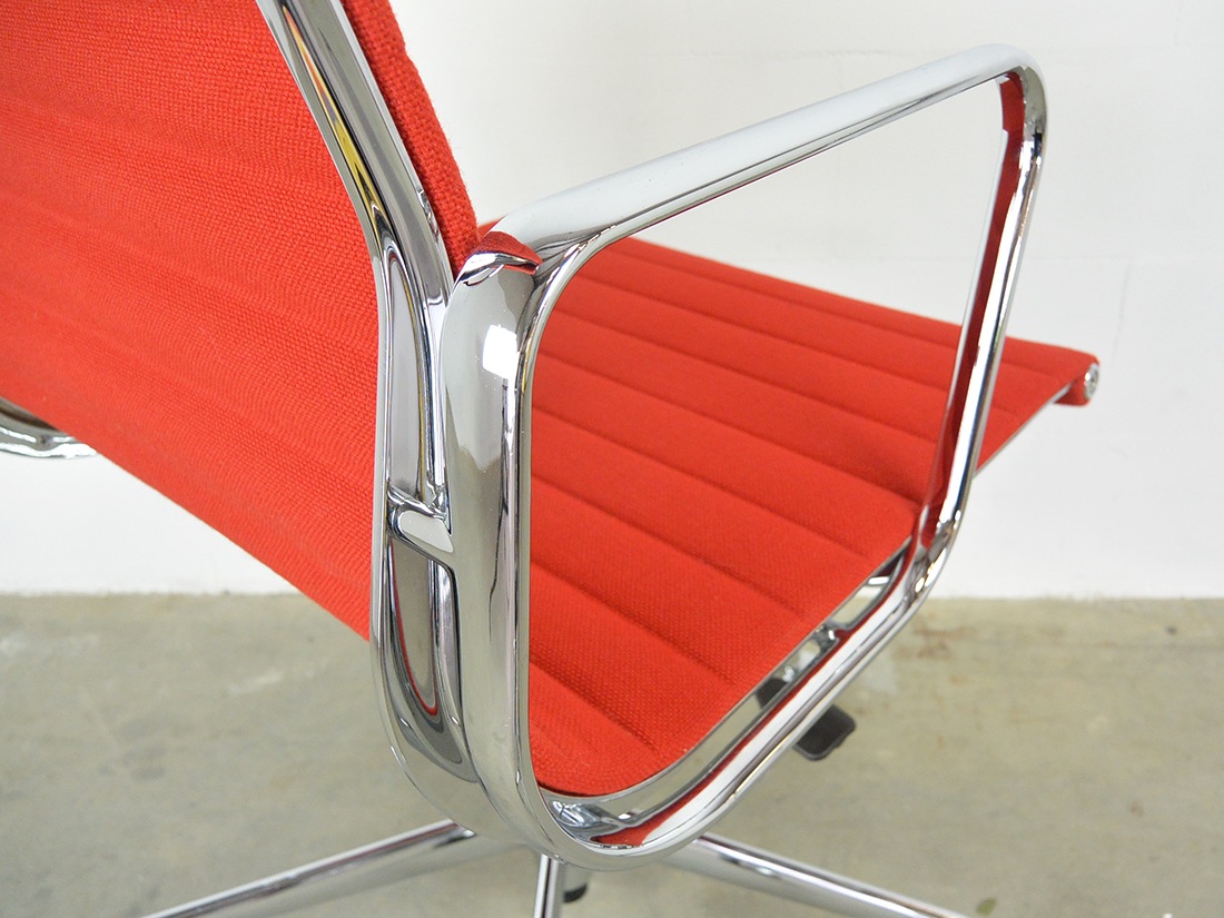 EA 117 Vitra rood hopsak 8