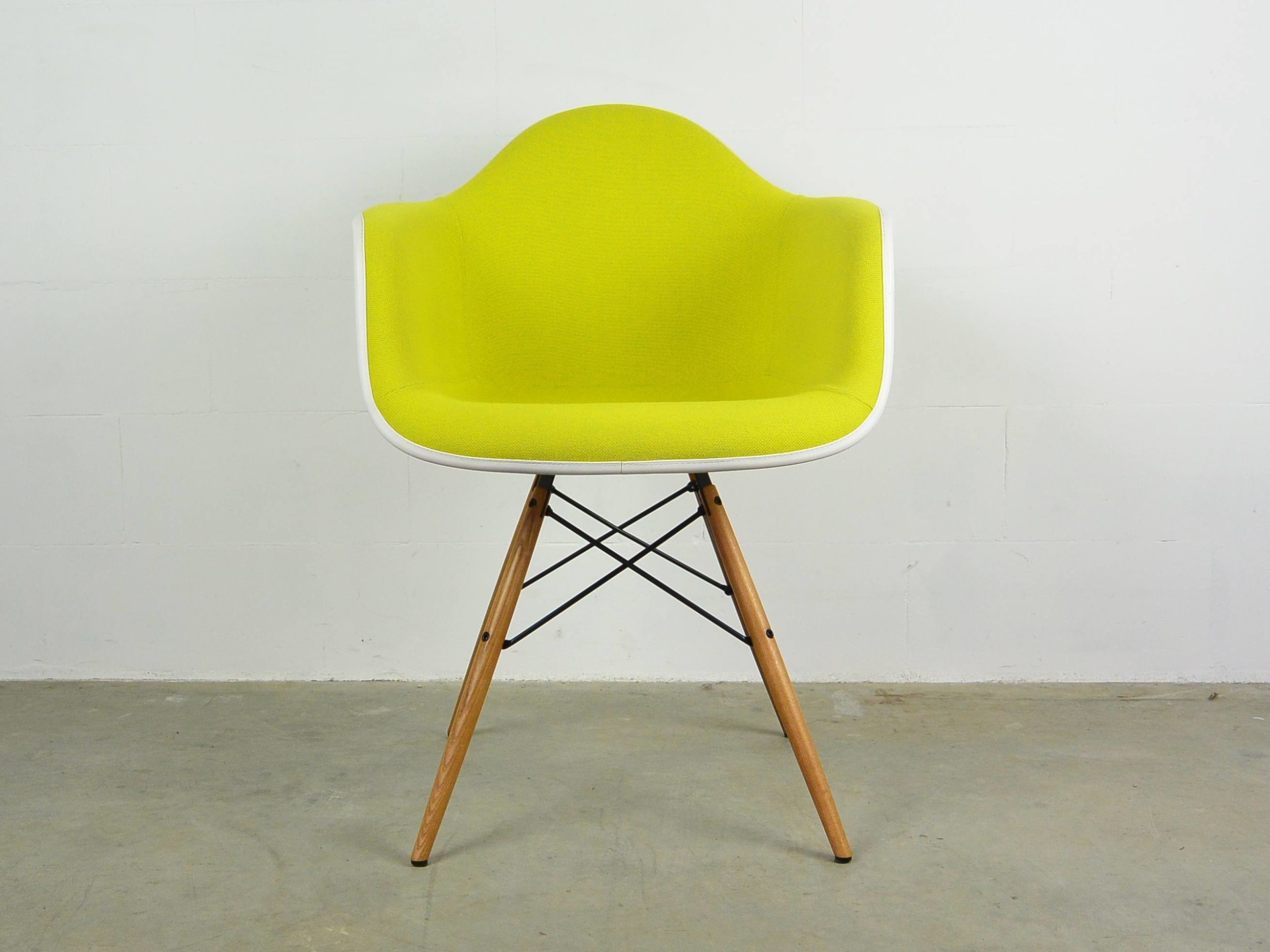 Eames DAW plastic stoel 2