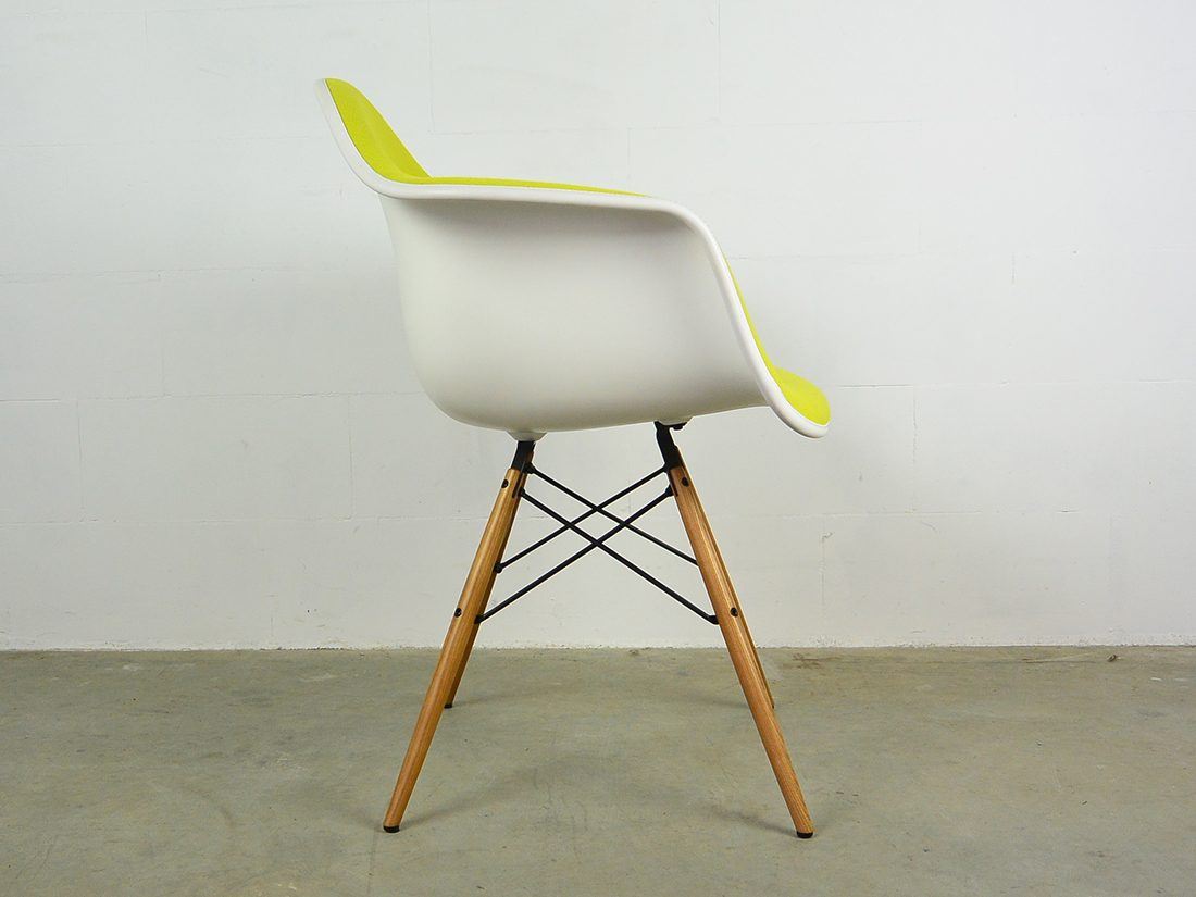 Eames DAW plastic chair 4