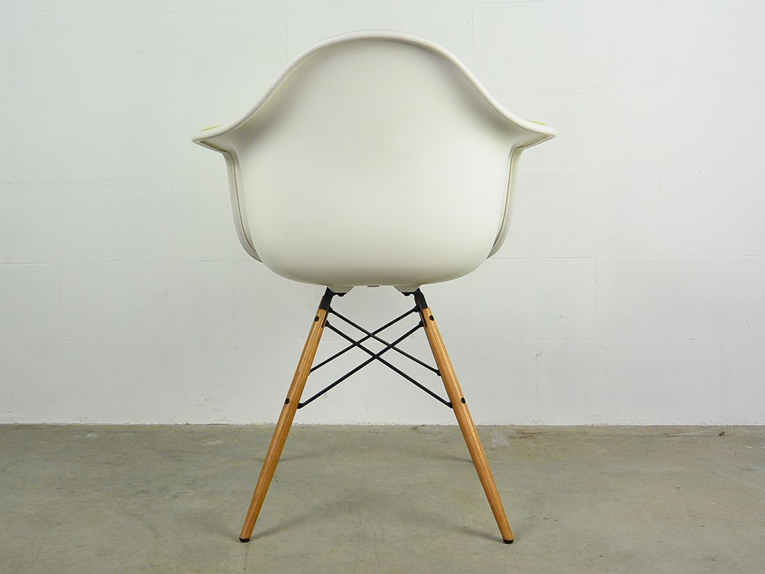 Eames DAW plastic stoel 5