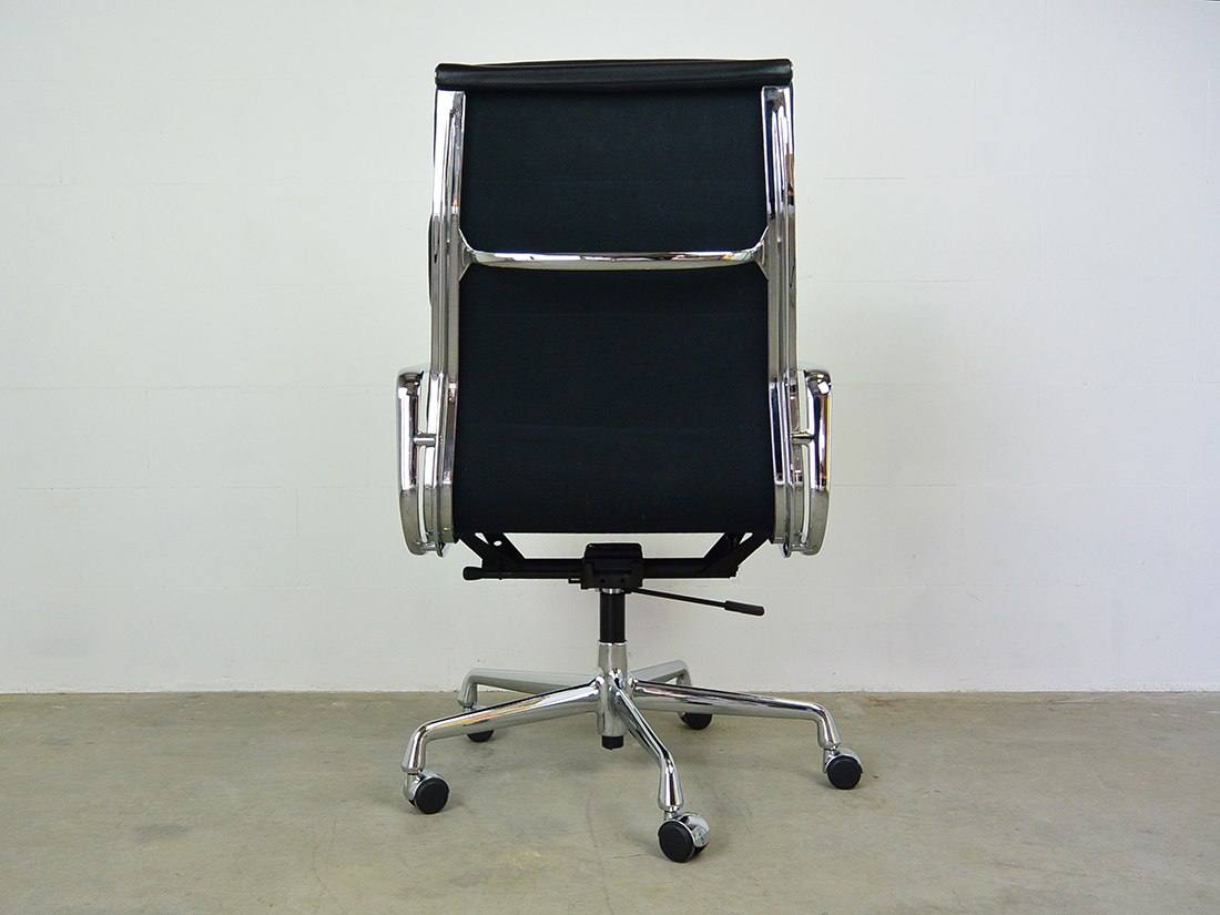 Eames EA 219 zwart 4