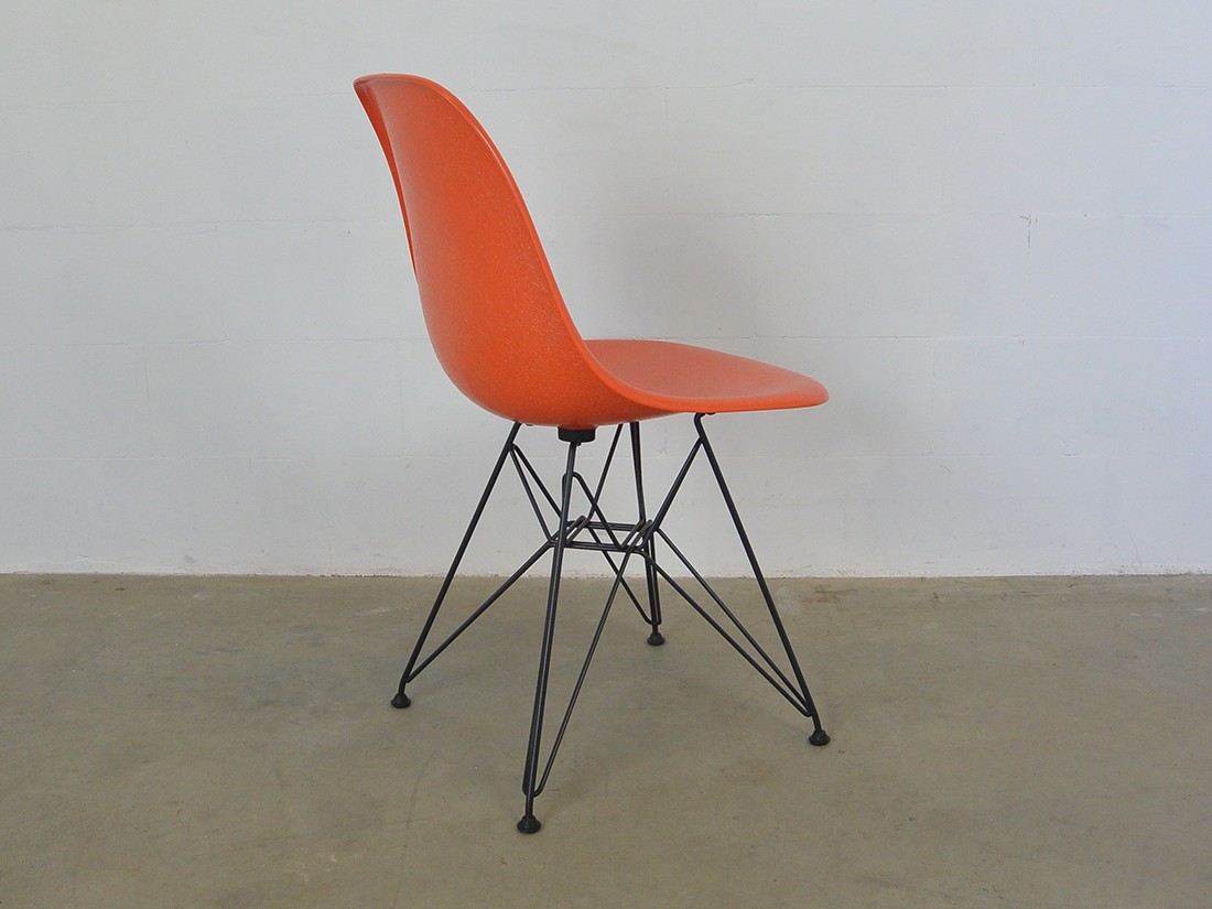 Vitra DSR Fiberglass Eames Chair Oranje 3