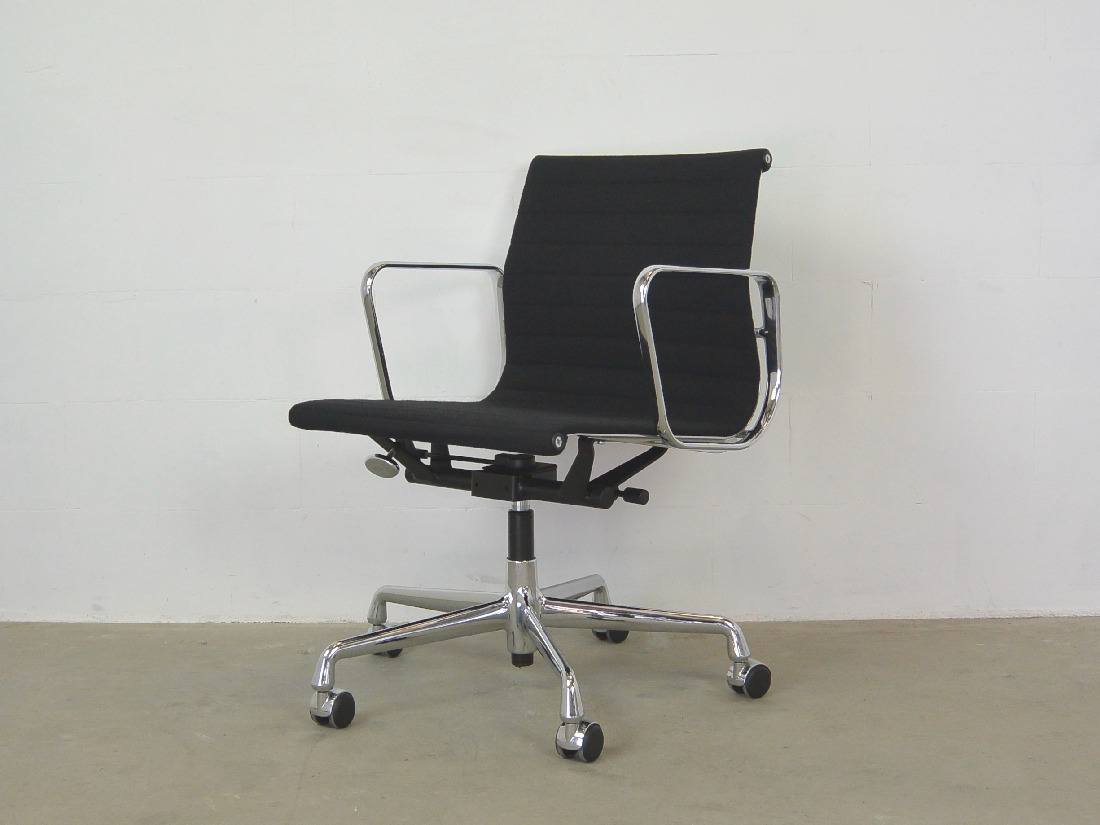 Bureaustoel Eames EA 117 Vitra hopsak zwart Ideo Design 1