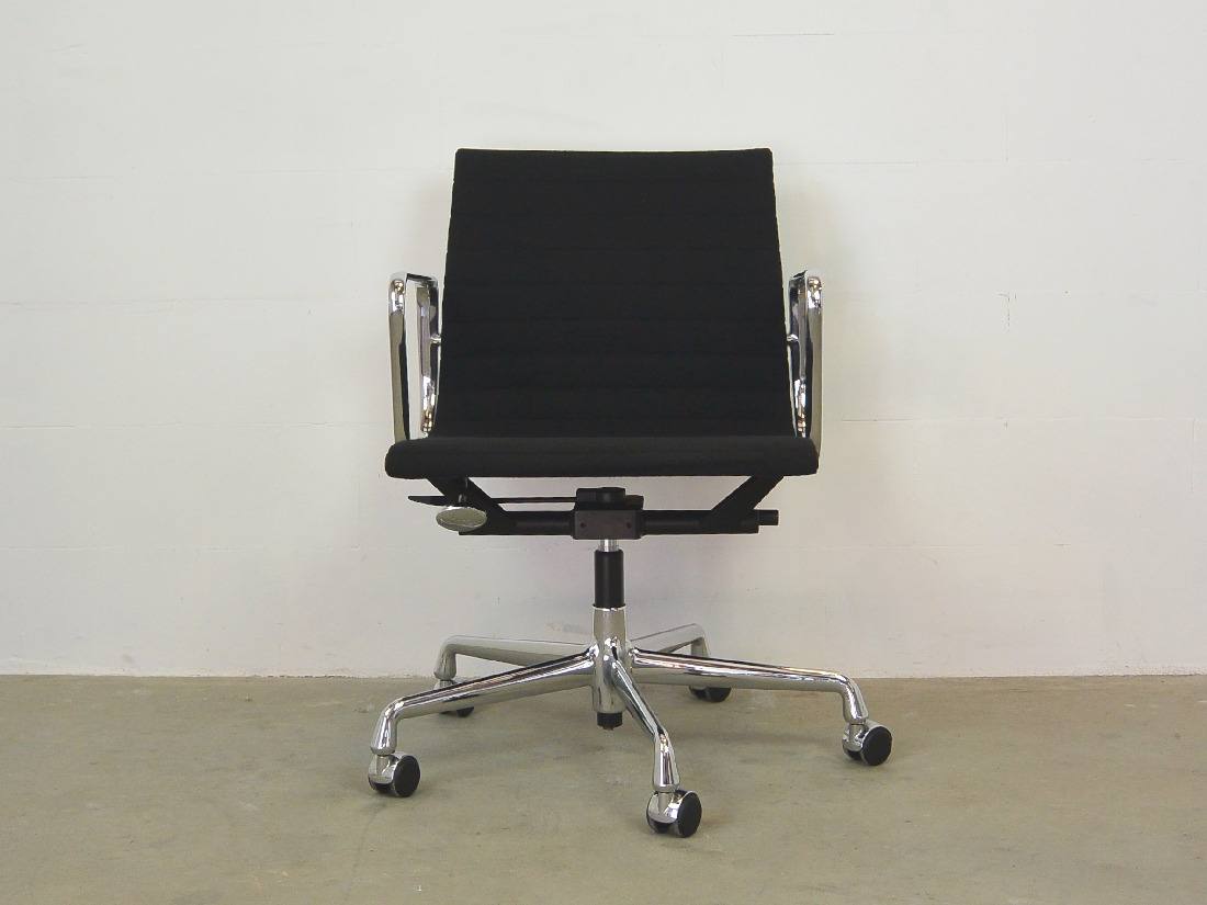 Bureaustoel Eames EA 117 Vitra hopsak zwart Ideo Design 2