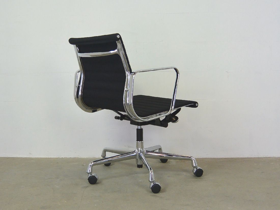 Bureaustoel Eames EA 117 Vitra hopsak zwart Ideo Design 3