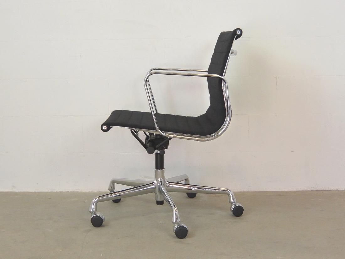 Bureaustoel Eames EA 117 Vitra hopsak zwart Ideo Design 5