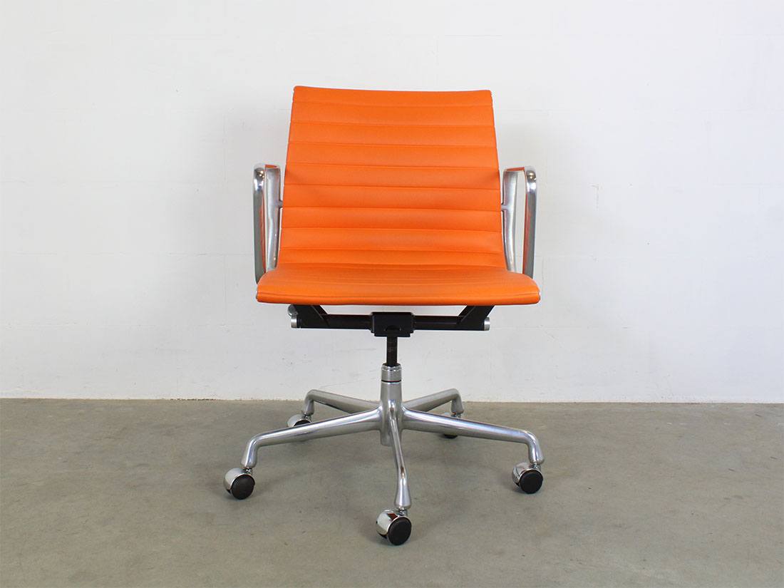 Herman Miller Eames EA 117 oranje 1