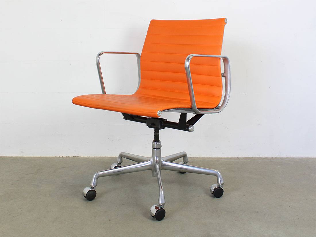 Herman Miller Eames EA 117 oranje 2