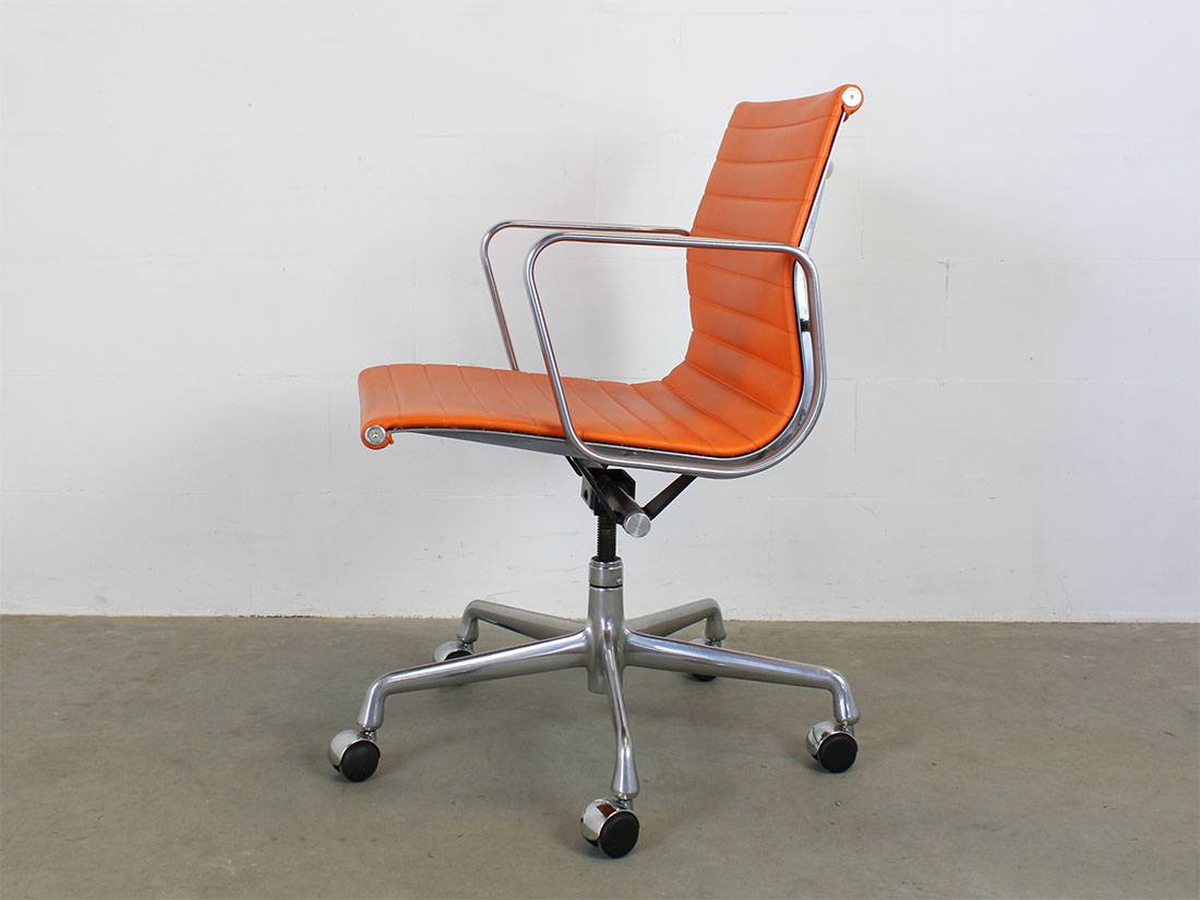 Herman Miller Eames EA 117 oranje 3