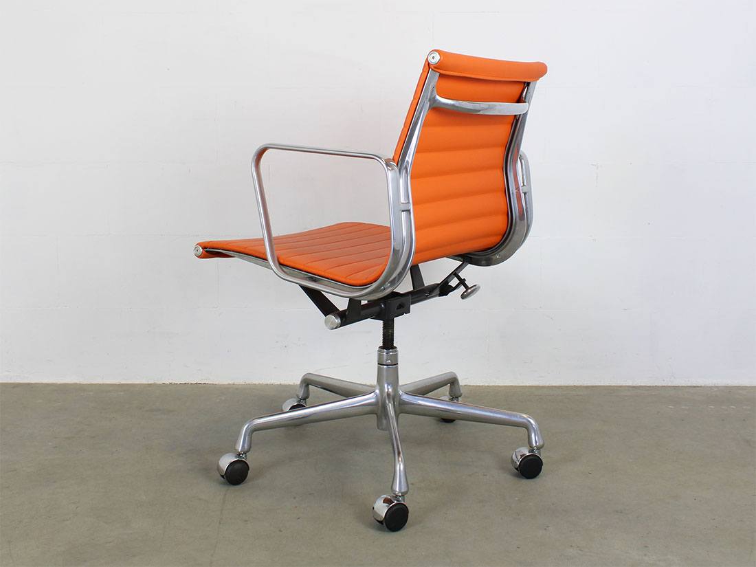 Herman Miller Eames EA 117 oranje 4