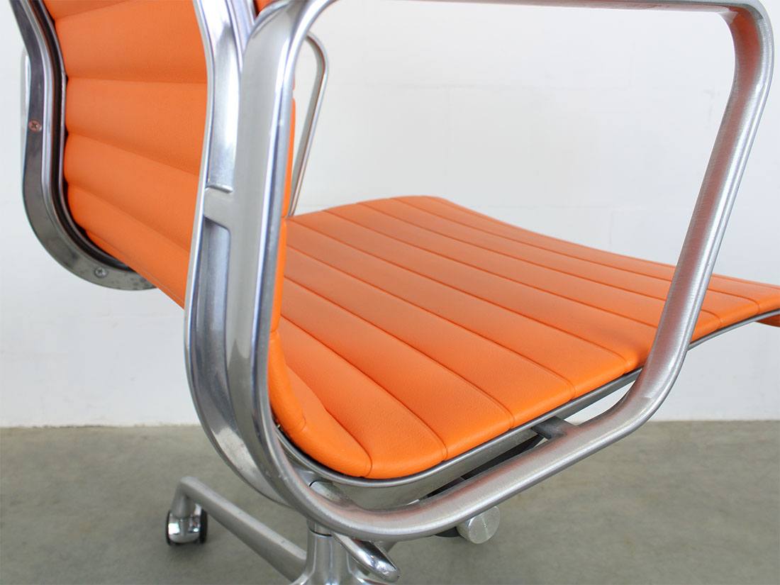 Herman Miller Eames EA 117 oranje 6