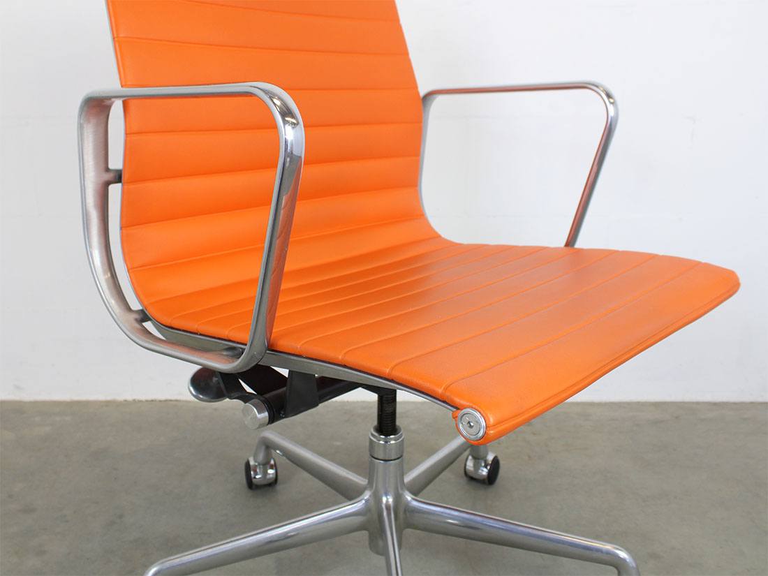 Herman Miller Eames EA 117 oranje 7