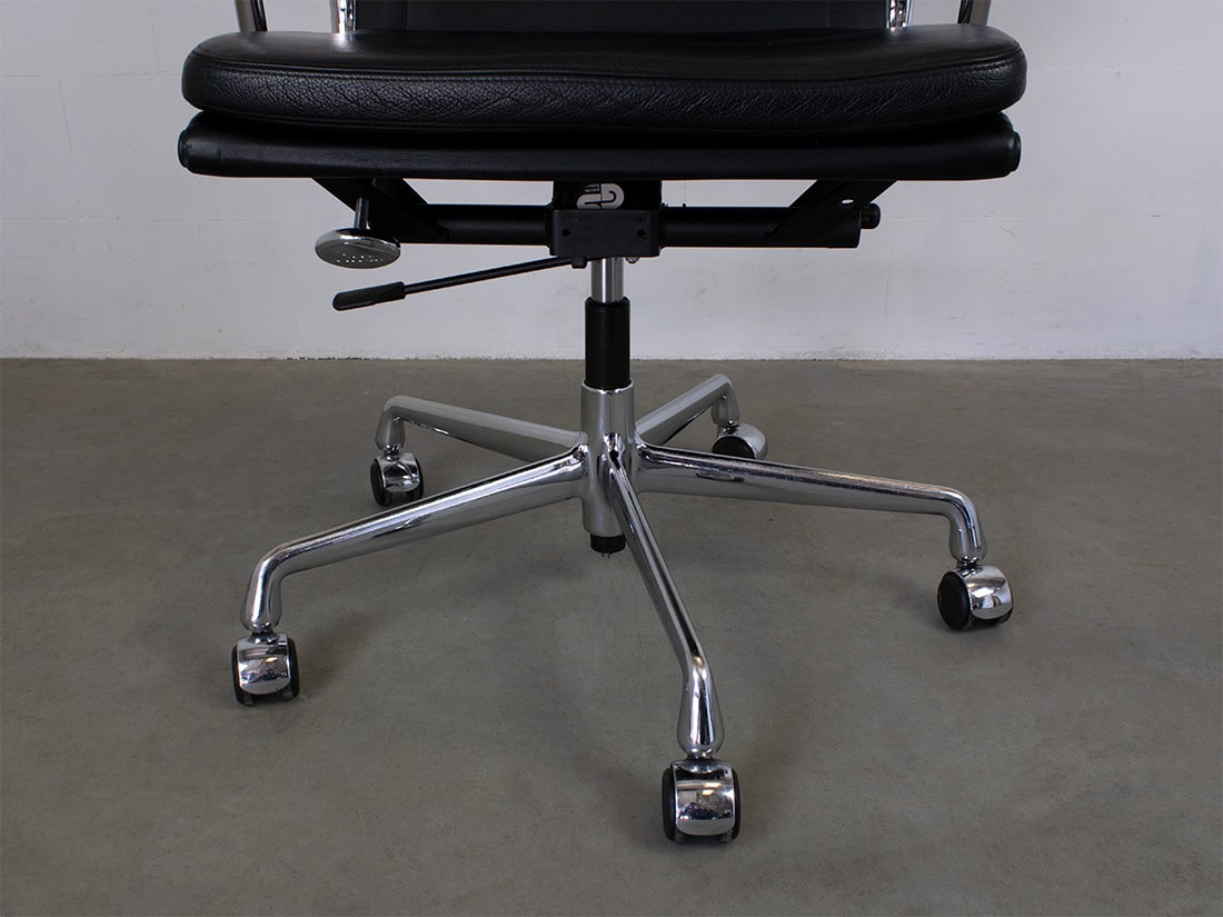 Eames EA 219 zwart padded 10