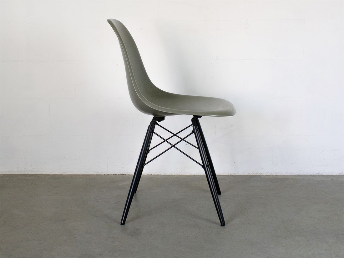 Eames DSW esdoorn raw umber 2