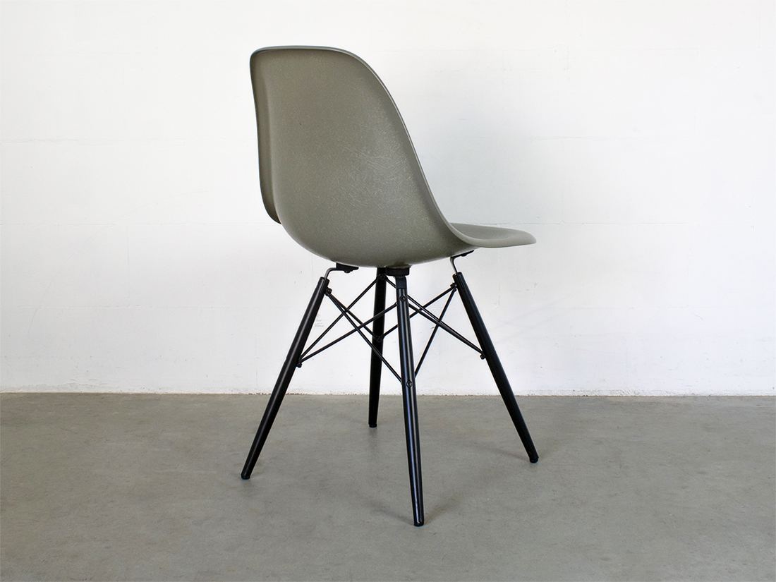 Eames DSW esdoorn raw umber 3