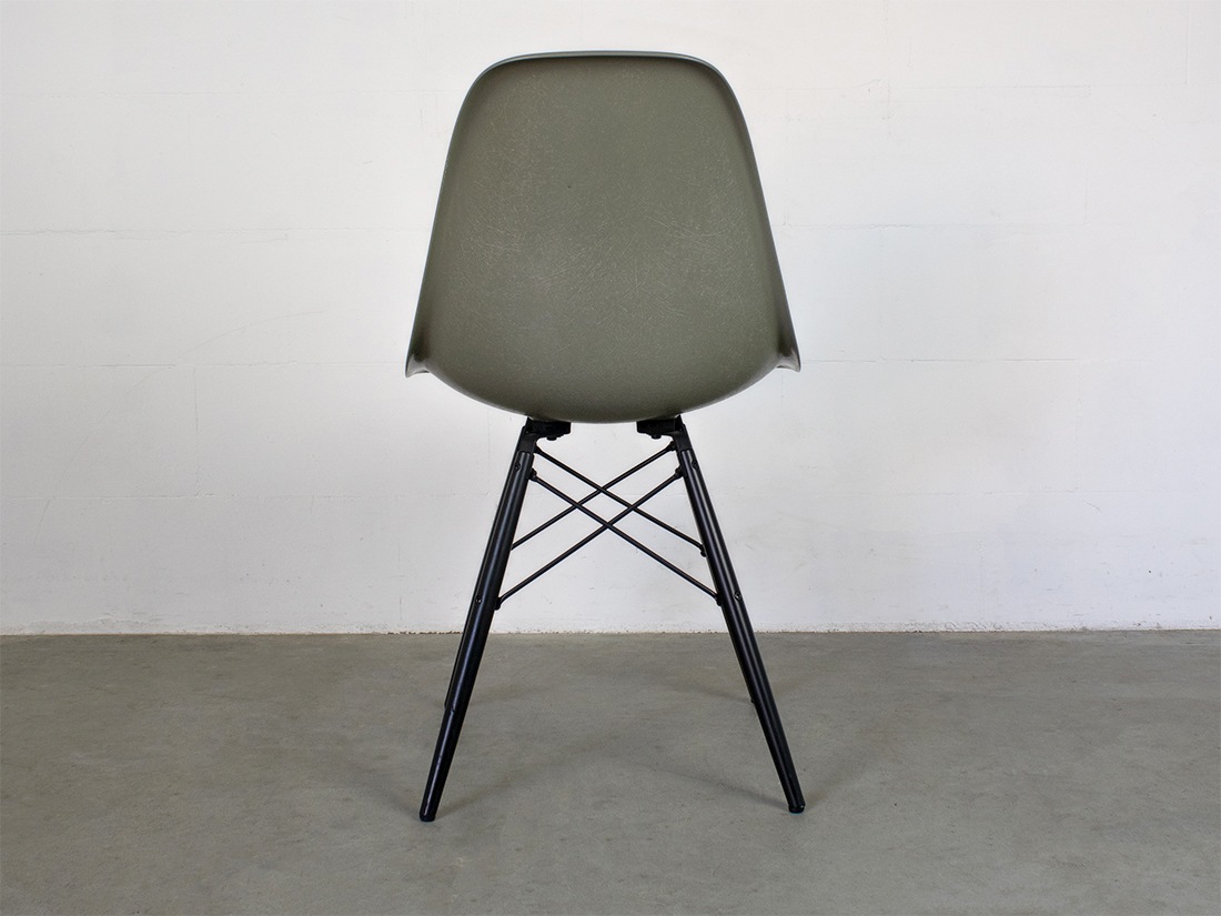 Eames DSW esdoorn raw umber 4