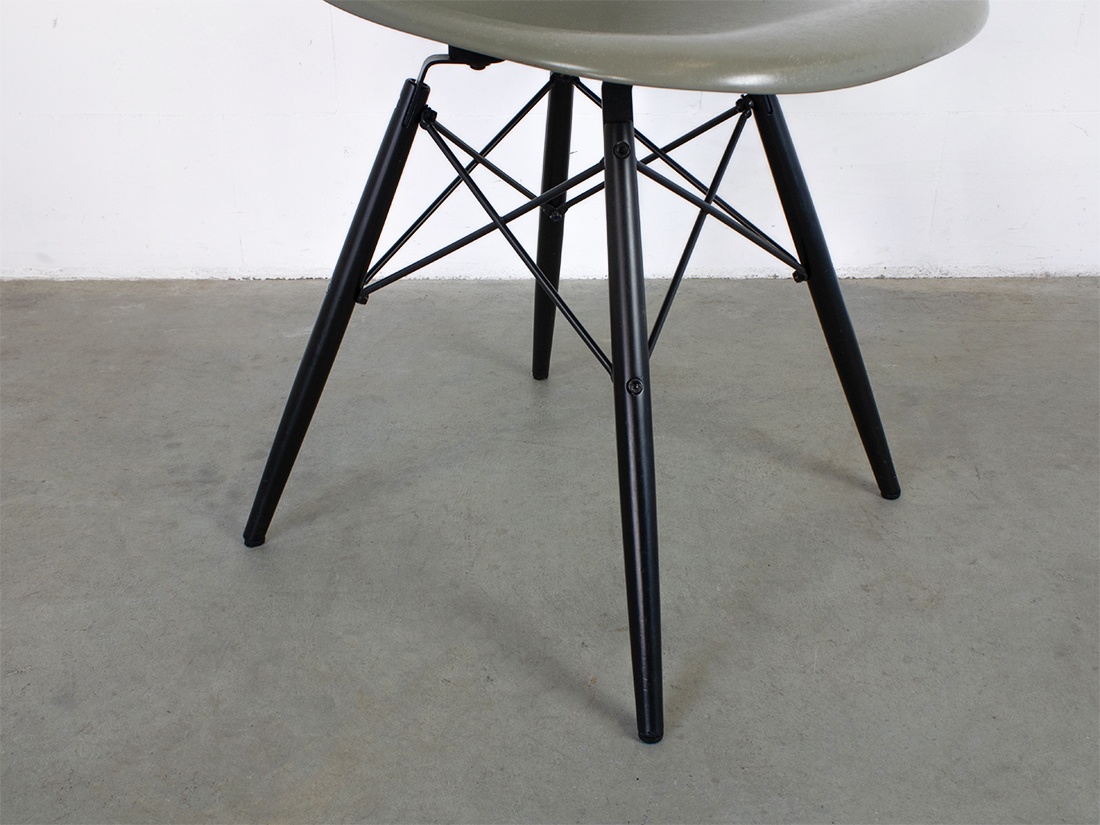 Eames DSW esdoorn raw umber 7