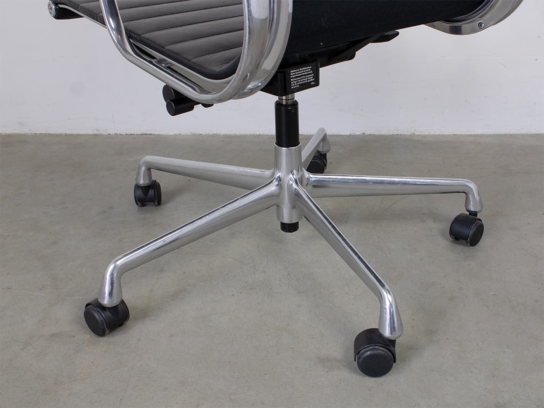 Eames EA 119 Vitra Zwart leather 6