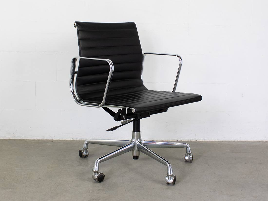 Vitra Eames EA 117 zwart ring chroom 1