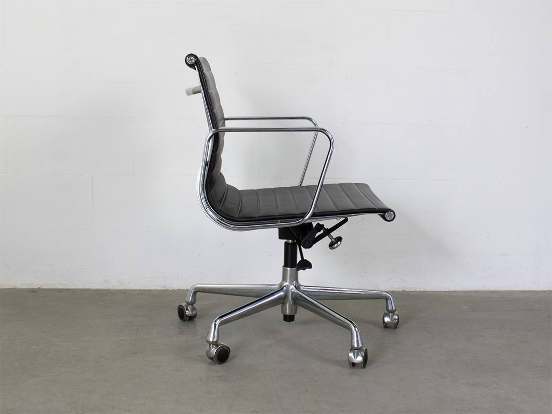 Vitra Eames EA 117 zwart ring chroom 3