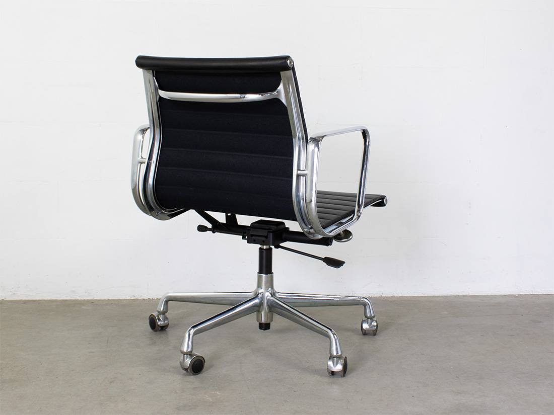 Vitra Eames EA 117 zwart ring chroom 4