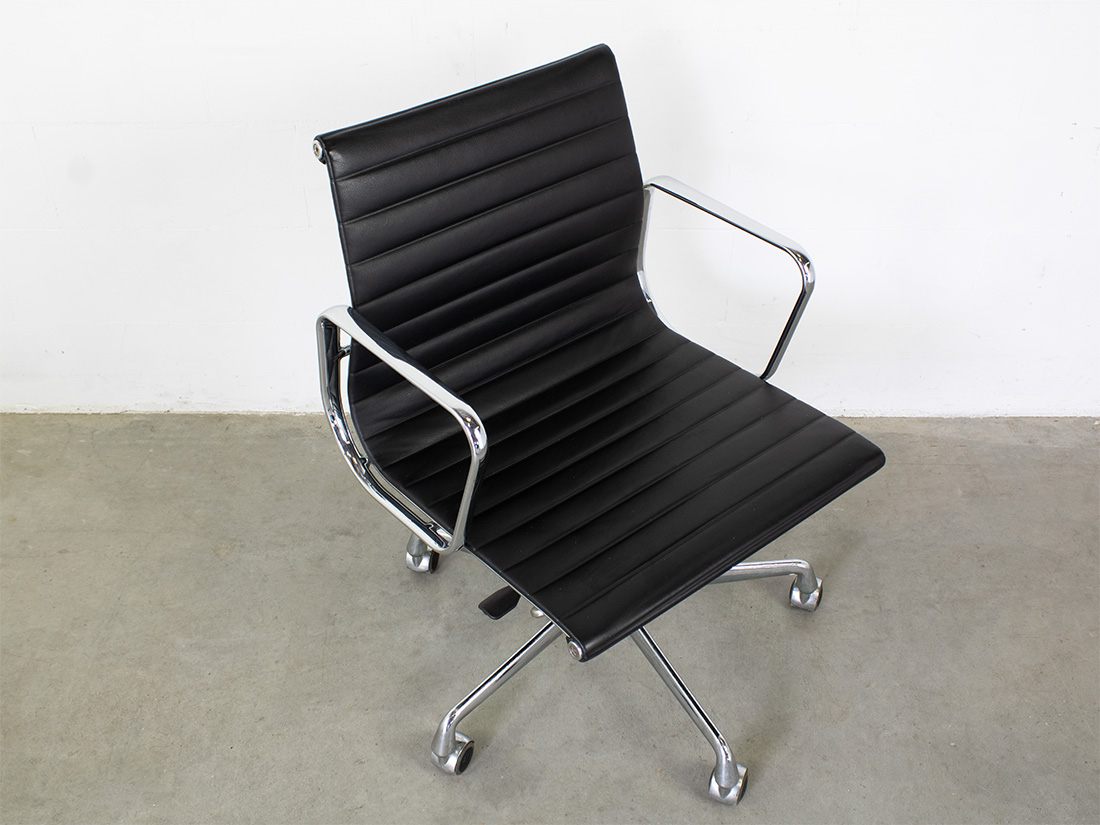 Vitra Eames EA 117 zwart ring chroom 5
