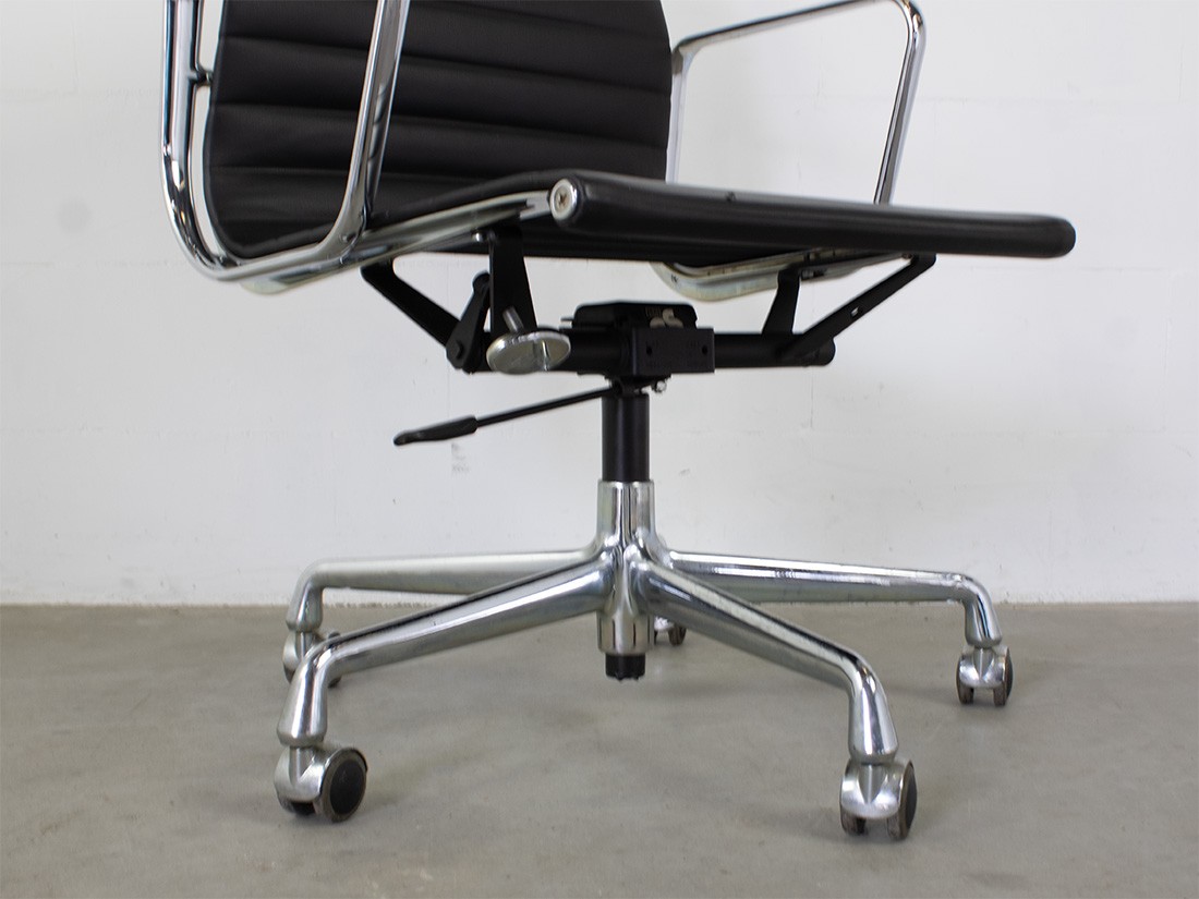 Vitra Eames EA 117 zwart ring chroom 7