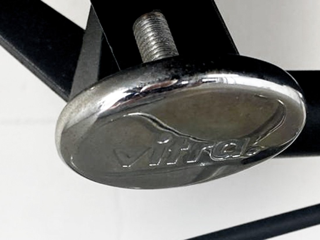 Vitra Eames EA 117 zwart ring chroom 8